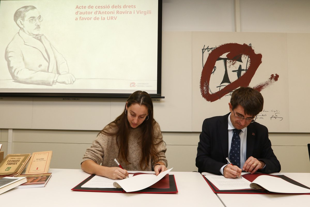 ✍️La #URV ha signat avui un acord històric amb la família d’Antoni Rovira i Virgili, que cedeix la gestió dels drets d’edició de l’obra del periodista, escriptor i polític català. El document permetrà universalitzar l’obra del personatge que dona nom a la institució.👇