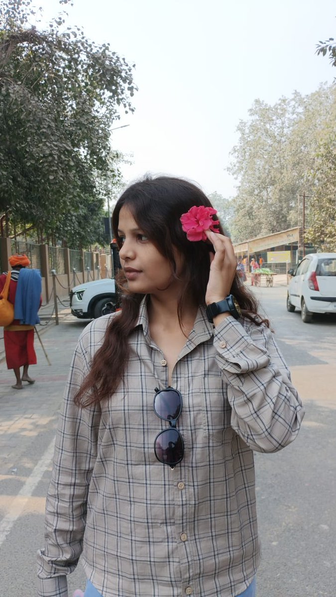 AashiGautam18's tweet image. 🌸 "Blooming vibes at Ramanreti Road 🌼 Mathura's serenity has its own charm. #NatureLover #MathuraDiaries"