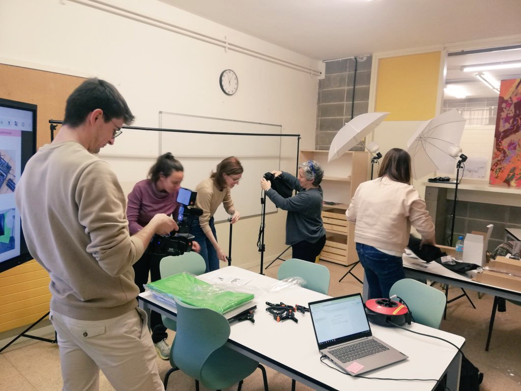 Aquesta setmana la comissió digital hem fet una formació sobre recursos audiovisuals (croma, ràdio, taula de so, etc.). 🎤🎧📷
#maletaaudiovisual
#formació