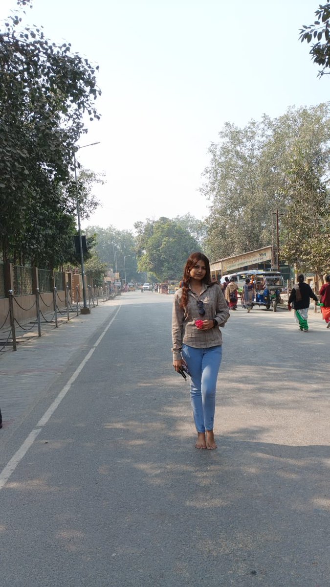 AashiGautam18's tweet image. 🌸 "Blooming vibes at Ramanreti Road 🌼 Mathura's serenity has its own charm. #NatureLover #MathuraDiaries"