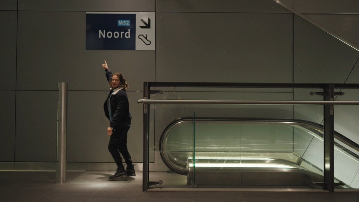 In veel grote steden is er een wereld onder de grond gebouwd: het metronetwerk. Pascal rijdt mee met metrobestuurder Sharifa en komt terecht in de metrowerkplaats waar hij leert hoe een metro in elkaar zit. klokhu.is/metro