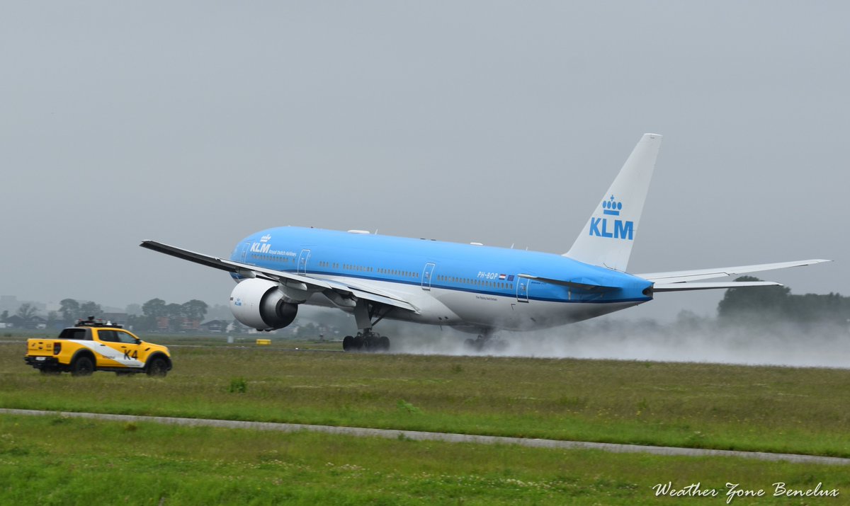 weatherzonebnlx's tweet image. #KLM heeft woensdag vluchten van en naar #Schiphol geschrapt om storm #Conall. De #luchtvaartmaatschappij heeft in totaal z'n 114 vluchten #geannuleerd.