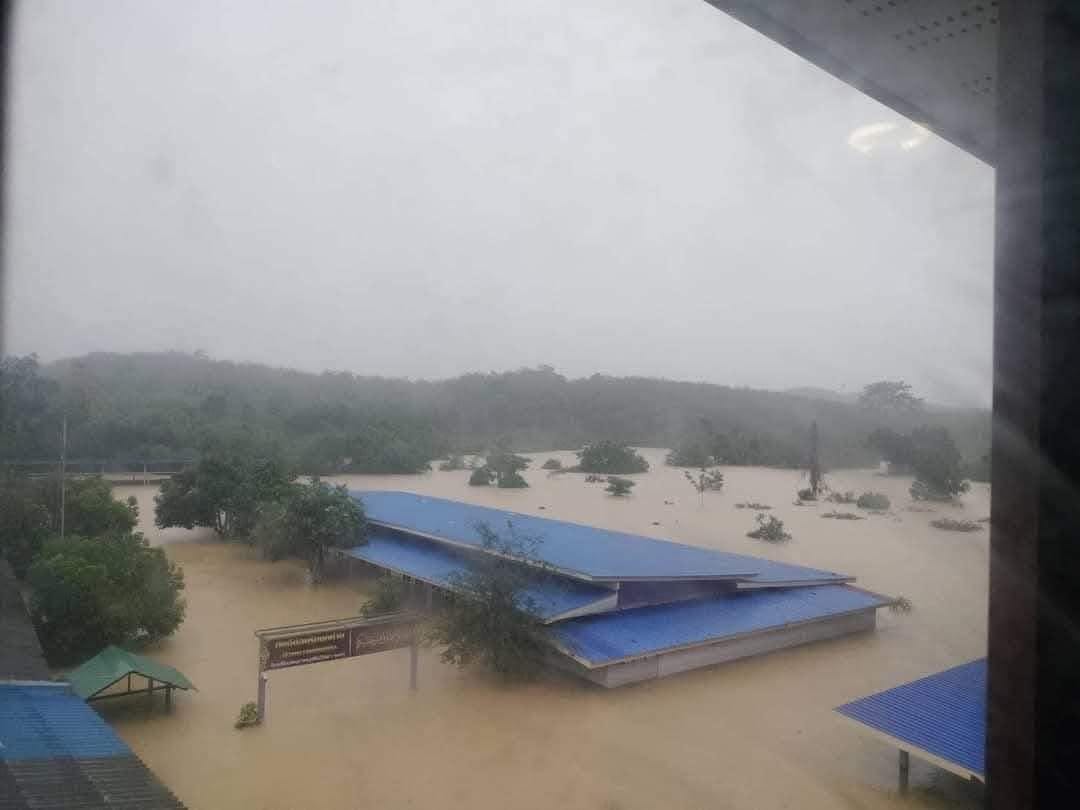 mononewsth's tweet photo. น้ำท่วมสูงเกือบมิดหลังคา และยังมีฝนตกต่อเนื่อง

เผยสถานการณ์น้ำท่วมล่าสุดช่วงเวลา 17.00 น. วันที่ 27 พ.ย. 67  ที่ อ.ยะหา จ.ยะลา

ขอขอบคุณที่มา - กรมอุตุนิยมวิทยา

#Mononews #ฝนตกหนัก #น้ำท่วมยะลา #น้ำท่วมภาคใต้ https://t.co/ViDN6qlSBC