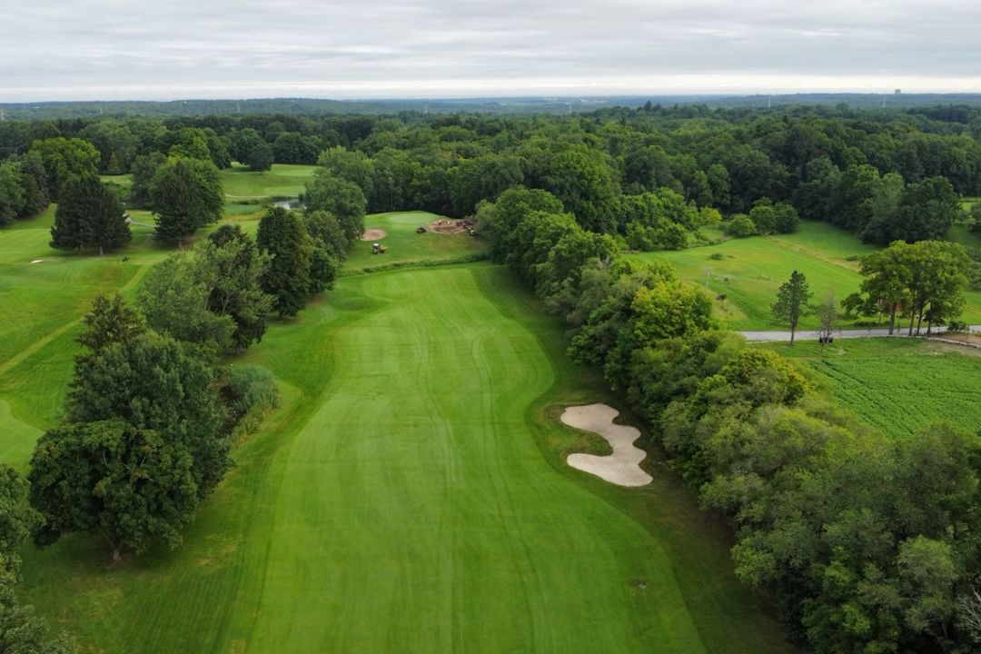 FlightLineGolf's tweet image. A perfect fairway leading to a gorgeous green — that's pure golf heaven. Even bogeys feel good when the course is this nice.

#golf #golfcourse #golfcoursearchitecture #golflife #construction #constructionsite #gamechanger