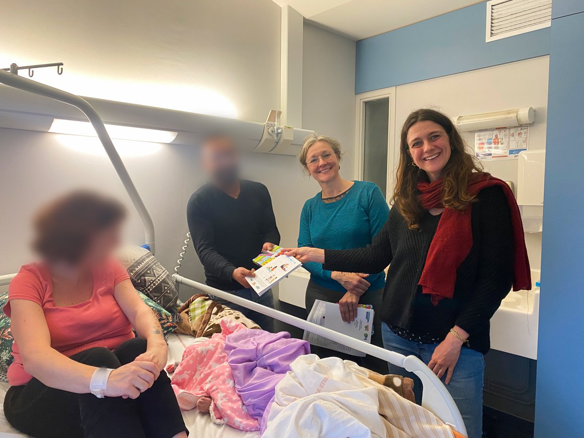 Cette  année encore, les orthophonistes du Syndicat Départemental des  Orthophonistes de Dordogne sont venues à la rencontre des jeunes parents  à la maternité de Bergerac dans le cadre de l’opération « Un bébé, un  livre ».