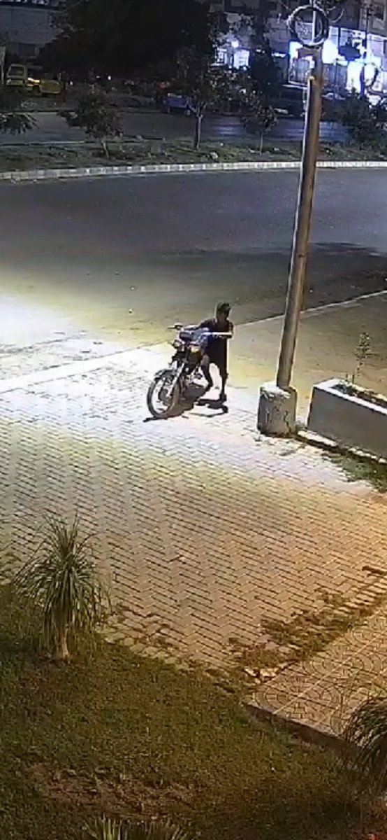 koolshahnawaz's tweet photo. How underage Kid are stealing bikes in karachi .10 year Old kid #CCTV 

https://t.co/A5136WcN8r https://t.co/fWhpkfEVn4