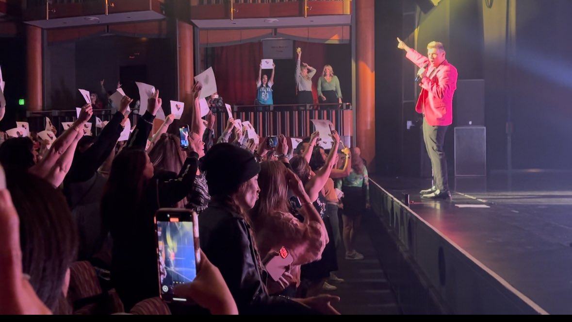 beamberr2's tweet image. Showing @nickcarter some love in Cerritos with more #FanAction
#NCArmy is amazing! 
#WhoIAmRecap