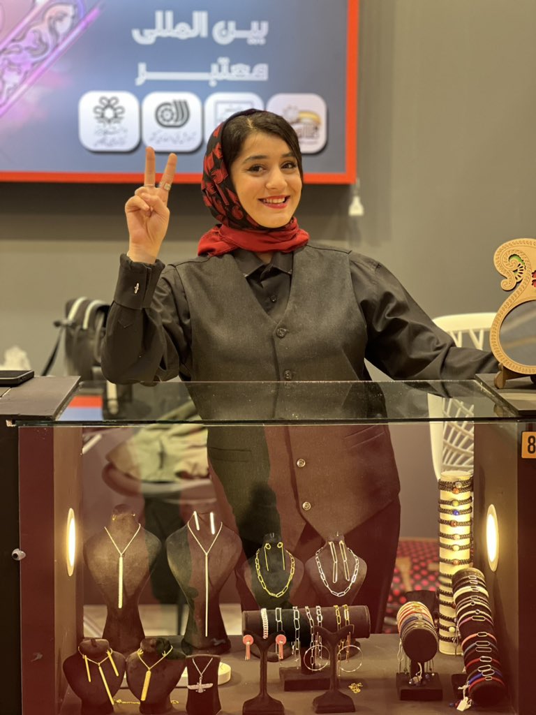 Samar_hashemi's tweet photo. سلام سلام
من با حمايت هاى شما در حال رسيدن به آرزوهامم
خوشحال ميشم بياين ببينمتون
ادرس شيراز، نمايشگاه بين المللى گلستان، غرفه طلافنون، ويترين شماره ٨١
طرح دلخواهتون رو ميتونين ارسال كنين تا بسازم واستون ❤️🥰
سفارش انلاين هم دارم ❤️🙏🏻
#نمايشگاه #حمايت https://t.co/DS8YEO9kQP