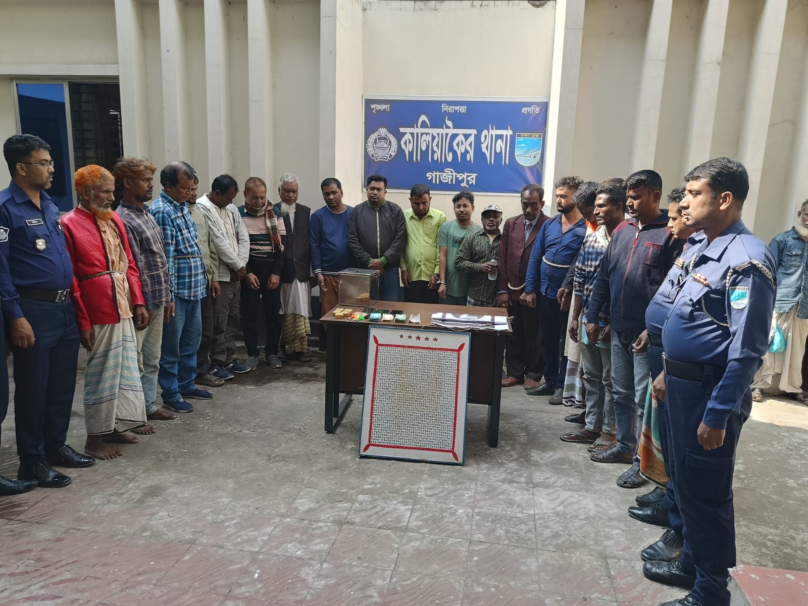 কালিয়াকৈরে নৌকায় জুয়া খেলা অবস্থায় ১৯ জুয়ারী গ্রেফতার