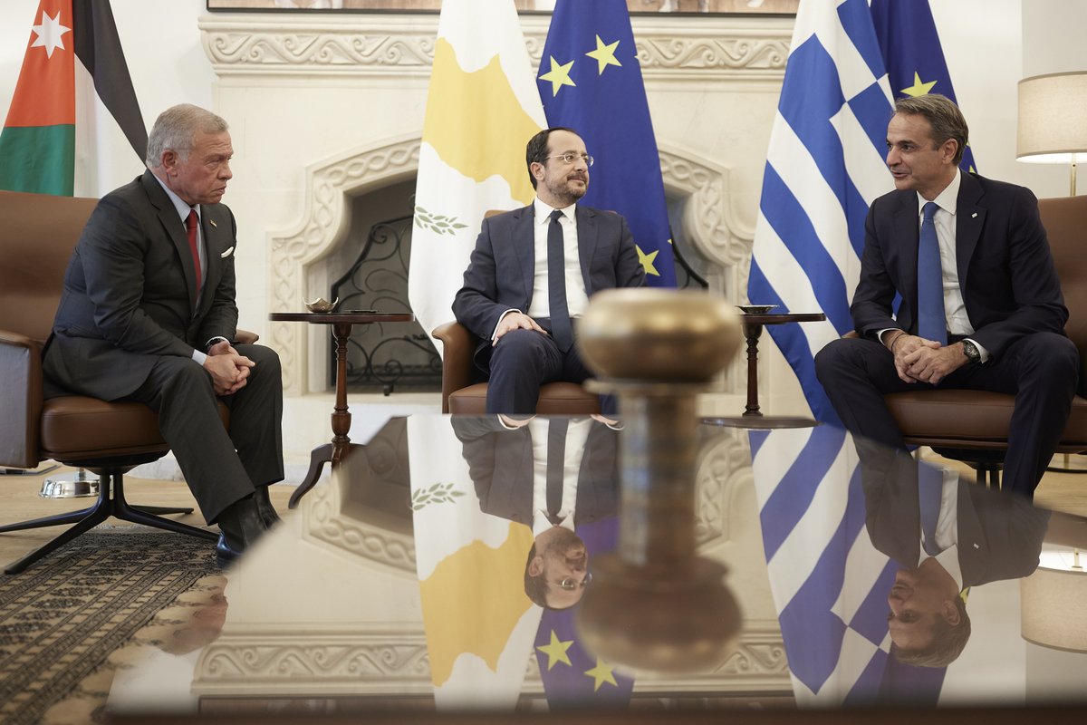 Με τον Πρόεδρο της Κυπριακής Δημοκρατίας Νίκο Χριστοδουλίδη και τον Βασιλιά της Ιορδανίας Abdullah II συζητήσαμε για την τριμερή συνεργασία και τις προοπτικές κοινών πρωτοβουλιών, με έμφαση στην πολιτική προστασία, τη συνδεσιμότητα και την ενέργεια. primeminister.gr/2024/11/27/353…