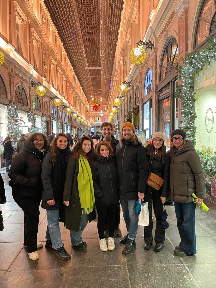 serena_stag's tweet image. Unipv-group of #SelfOther_be24 in Les Galeries Royals in Brussels. Talks and posters only possible after chocolate and beers!