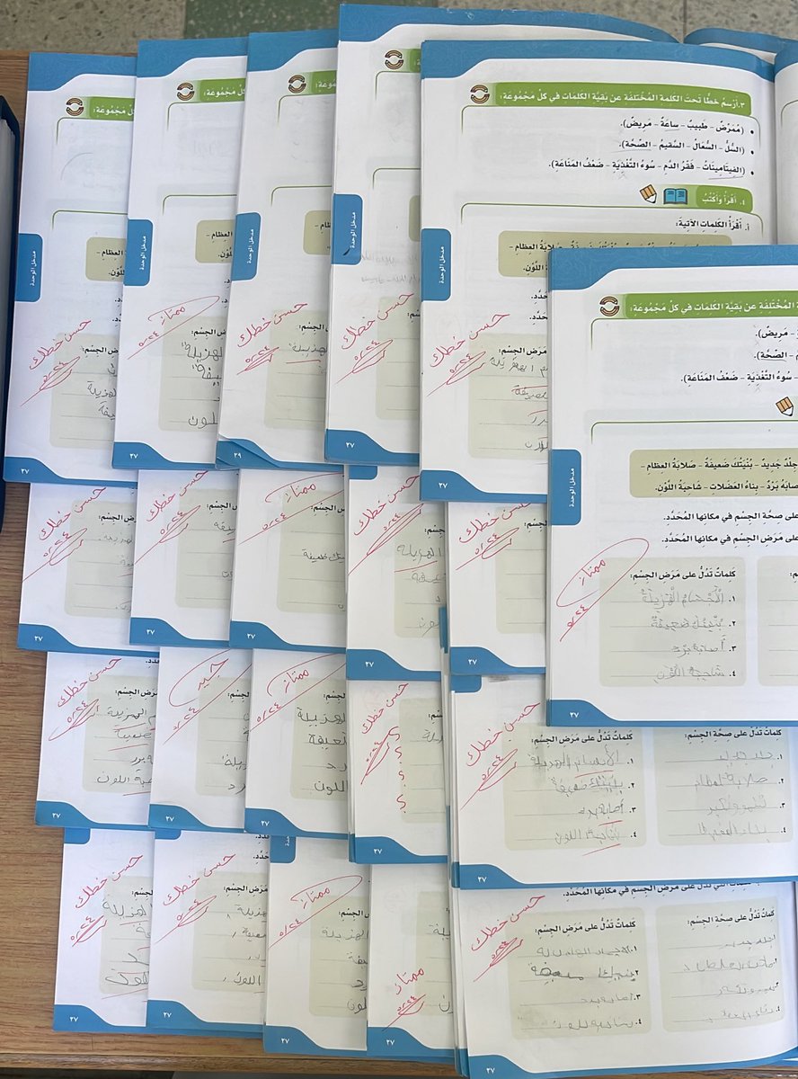 bdr05's tweet image. طلابي في الصف الخامس،
كنت قد أعطيتهم واجبًا؛ فتضايقت من رداءة خطوطهم، فصففت كتبهم وصورتها وأرسلتها في مجموعة الصف.
ممتاز- ستة طلاب.
جيّد- طالب واحد.
حسّن خطك- أربعة عشر طالبا.
لن أقف هنا!
سأبحث عن برامج وصفحات لتعليم الخط وسأطبعها لهم.
اللهم توفيقك.