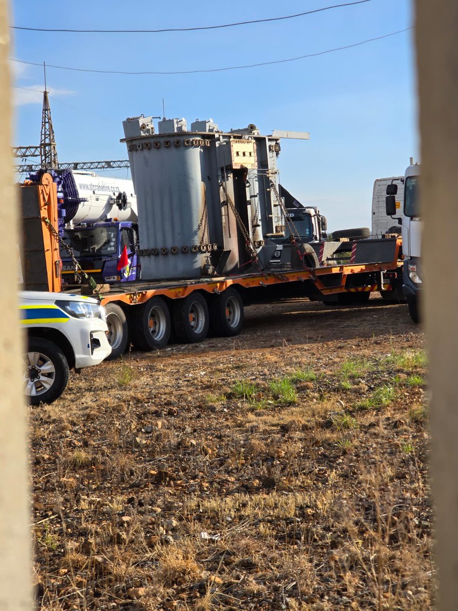 Abramjee's tweet photo. Police have arrested dozens of workers and @CityTshwane employees after they allegedly tried to steal transformers from the Laudium sub-station. 

Heavy duty trucks, including a crane have been confiscated. Some transformers were already loaded on council trucks. 

Authorities reacted after a tip-off from the community. 

A vehicle registered under the @TMPDSafety was also at the scene. 

Mayor @nasiphim is furious and say the law will come down hard on those arrested. 

Investigations are underway.

@SAPoliceService @TMPDSafety 
@LaudiumToday @naeempatelSA 

#CrimeWatch