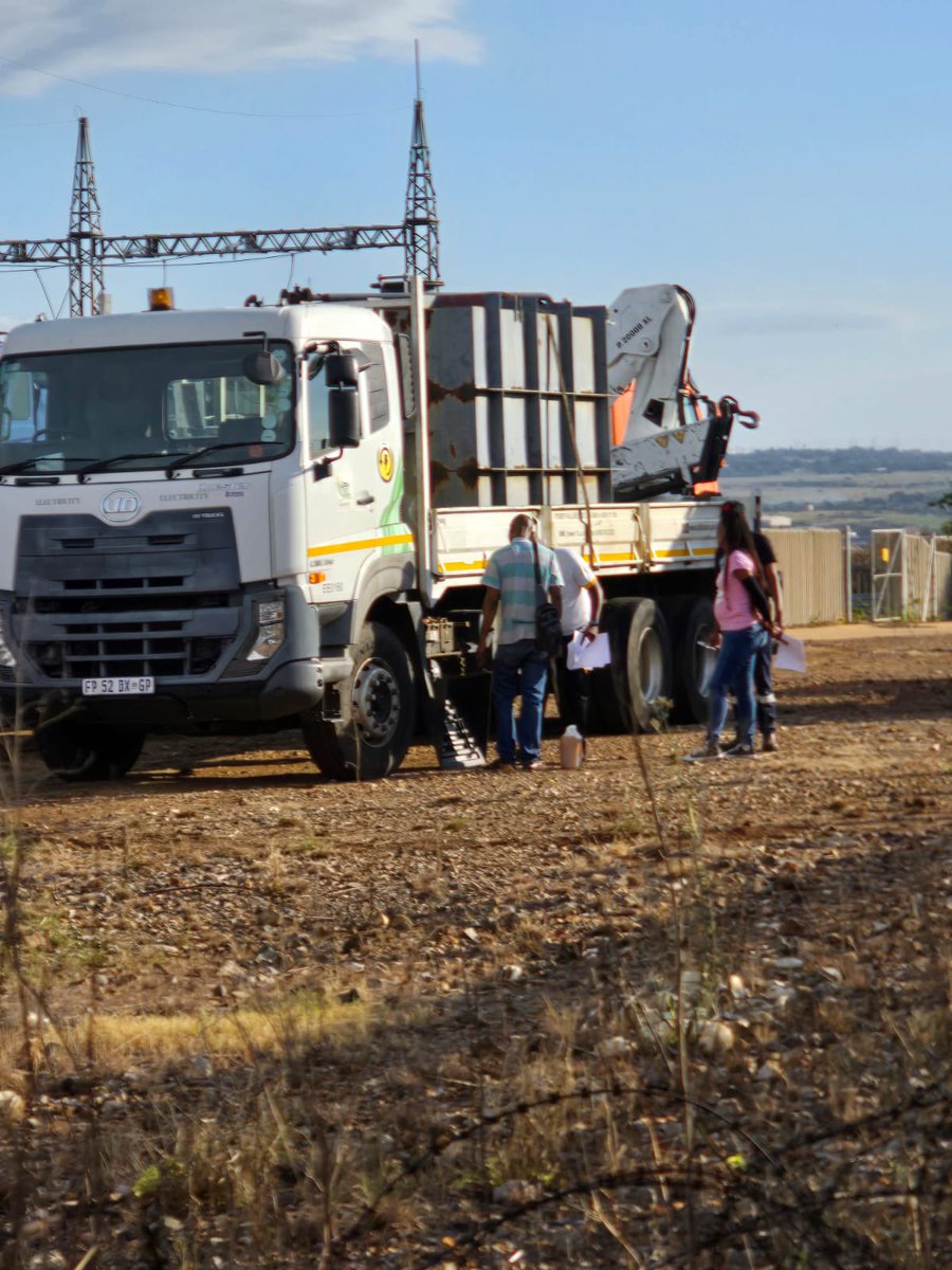 Abramjee's tweet photo. Police have arrested dozens of workers and @CityTshwane employees after they allegedly tried to steal transformers from the Laudium sub-station. 

Heavy duty trucks, including a crane have been confiscated. Some transformers were already loaded on council trucks. 

Authorities reacted after a tip-off from the community. 

A vehicle registered under the @TMPDSafety was also at the scene. 

Mayor @nasiphim is furious and say the law will come down hard on those arrested. 

Investigations are underway.

@SAPoliceService @TMPDSafety 
@LaudiumToday @naeempatelSA 

#CrimeWatch