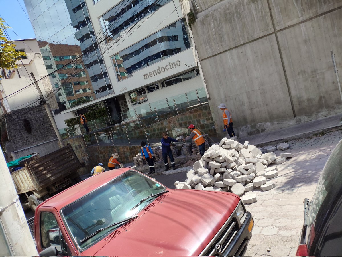 Vanezk29's tweet photo. A los 2 meses por fin vienen arreglar la calle... Ya era hora, cada día más dañada esa calle. Gracias https://t.co/o5Fsi0eLWq