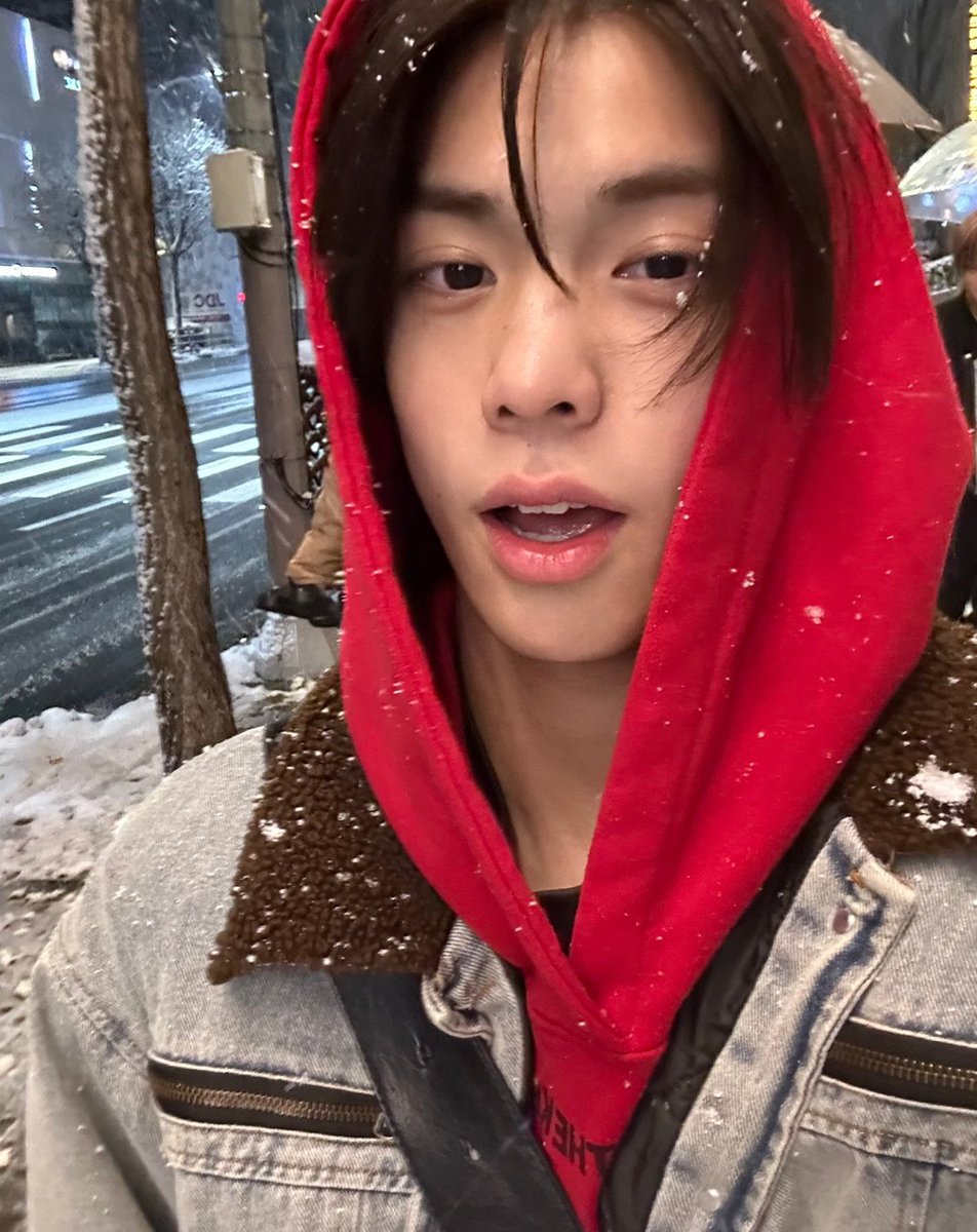 nouera_official's tweet photo. 💭_

[#판] 서울에는 눈이 내립니다❄️~~ 거리가 정말 아름다워요. 
여러분이 계신 도시에는 눈이 내렸는지 모르겠네요. 아직 없다면 제 사진을 보세요📸첫눈을 함께 봤다고 ��각해요❄️

- 첫눈을 함께 보낸 첫눈🍪❤️

#NouerA #누에라
#FAN #판 https://t.co/BjRYkXDzbU