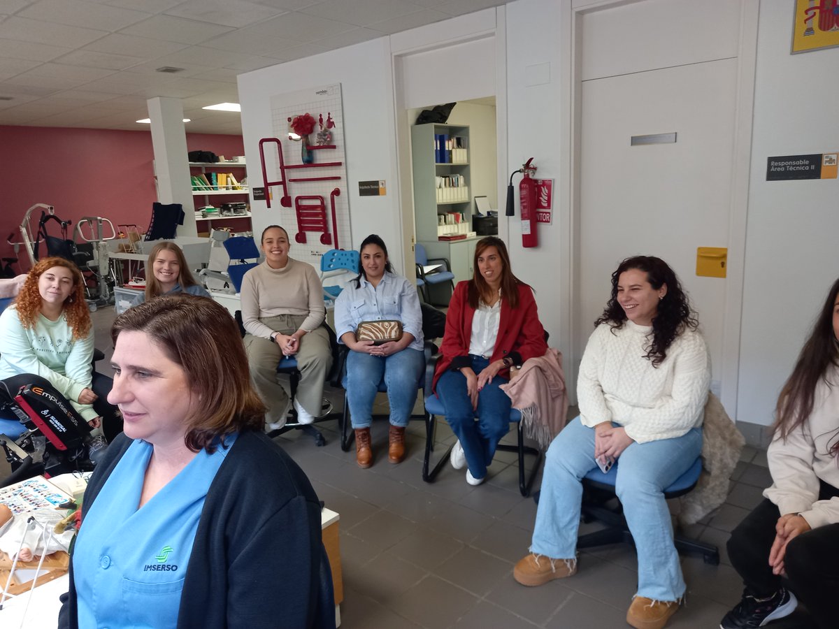 CRMFSalamanca's tweet photo. Hace unos días recibimos la visita de un grupo de profesionales de @insolamis  al Gabinete de #accesibilidad del @CRMFSalamanca https://t.co/wBWcOiaCWl