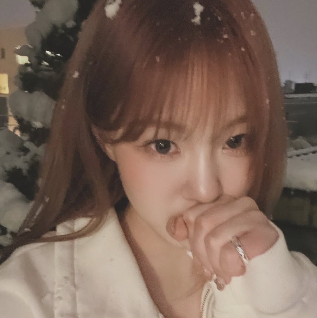 Never thought snow could hit different like this. One moment I’m freezing, next I’m smiling like it’s the best thing ever. Guess those icy vibes and cozy feels are totally unmatched. Winter really came through.