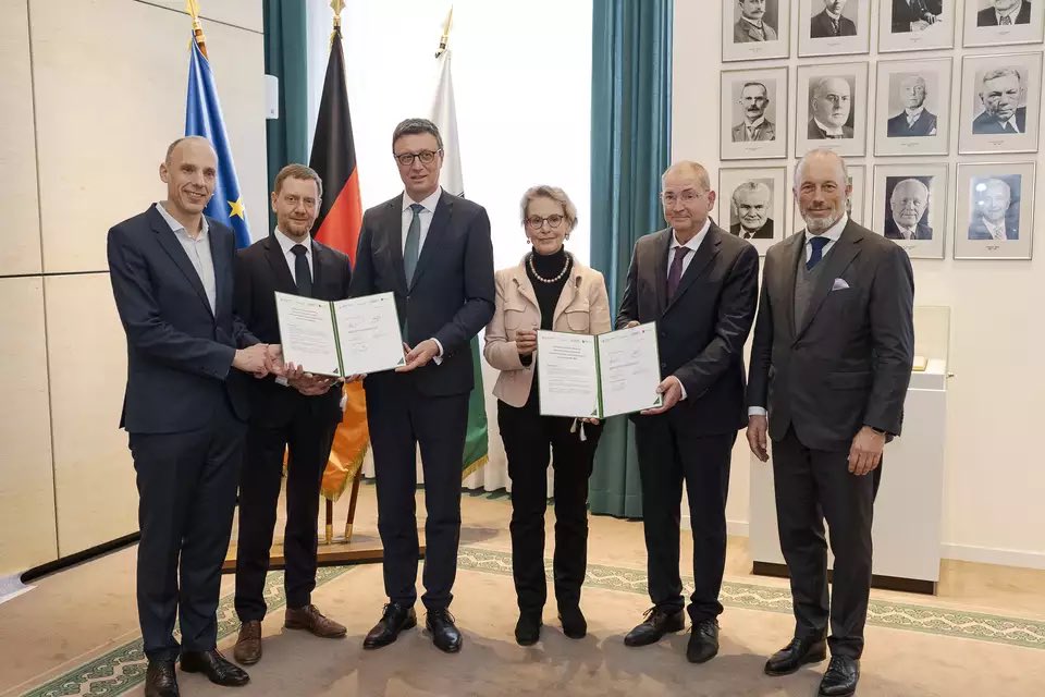 Patrick Cramer (@mpgpresident) on Twitter photo Excited to launch our new initiative on AI in Biomedicine today at Dresden. Thanks to the Boehringer Foundation, <a href="/SachsenDe/">Sächsische Staatskanzlei</a>, <a href="/mpicbg/">MPI-CBG Dresden</a> and <a href="/tudresden_de/">TU Dresden</a> mpg.de/23772626/ki-in… Excited to launch our new initiative on AI in Biomedicine today at Dresden. Thanks to the Boehringer Foundation, <a href="/SachsenDe/">Sächsische Staatskanzlei</a>, <a href="/mpicbg/">MPI-CBG Dresden</a> and <a href="/tudresden_de/">TU Dresden</a> mpg.de/23772626/ki-in…