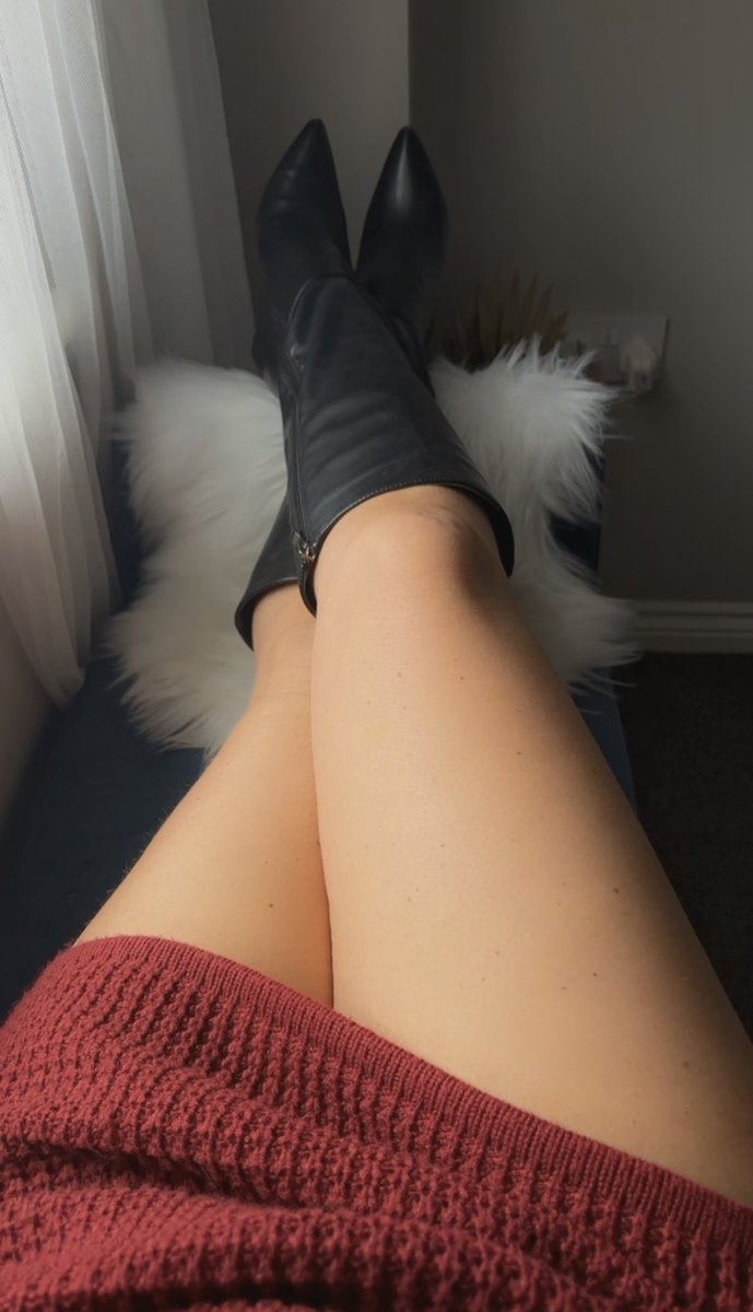 winterwoman1818's tweet photo. Knee high or thigh high? https://t.co/Wf662bYgCV