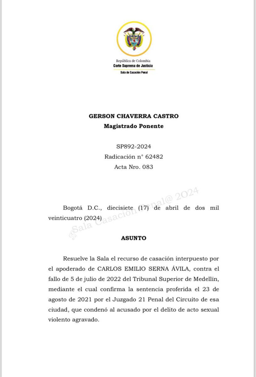 AlbertoPoveda17's tweet photo. Para quienes me pidieron jurisprudencia sobre el acto sexual, esta es una muy interesante: En sentencia SP892 de 2024, rad. 62482, la Sala de Casación Penal de la CSJ, estudió la acción de besar como acto sexual, así:
1. Son indiferentes al derecho penal los besos en los menores, cuando respondan a manifestaciones filiales, de cariño o afecto, en tanto gestos de esta naturaleza obedecen a la expresión de sentimientos de aprecio y estima, ajenos a la intención o ánimo lujurioso que debe animar a su autor para la configuración típica de la conducta objeto de reproche.
2. Para que el beso a un menor tenga la connotación de acto sexual no es imperativo que el acto comprenda la introducción de la lengua del abusador en la cavidad bucal, pues lo que permite distinguirlo del que corresponde a una manifestación de aprecio o estima e indiferente para el derecho penal, es la intencionalidad del sujeto que lo aprovecha para satisfacer su deseo sexual o despertar el del que lo recibe.
