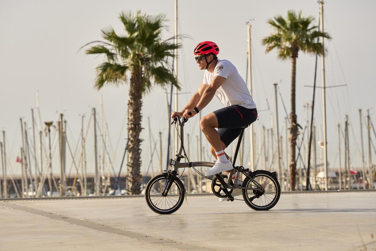 Athena Racing (@athenaracinggbr) on Twitter photo You see me rolling...we miss riding around Barca with <a href="/BromptonBicycle/">Brompton Bicycle</a> 🚴♂️☀️
Read more about the Brompton ultralight T Line from INEOS Britannia cyclor Ben Cornish, link here: brompton.com/stories/sporti… #INEOSBritannia You see me rolling...we miss riding around Barca with <a href="/BromptonBicycle/">Brompton Bicycle</a> 🚴♂️☀️
Read more about the Brompton ultralight T Line from INEOS Britannia cyclor Ben Cornish, link here: brompton.com/stories/sporti… #INEOSBritannia