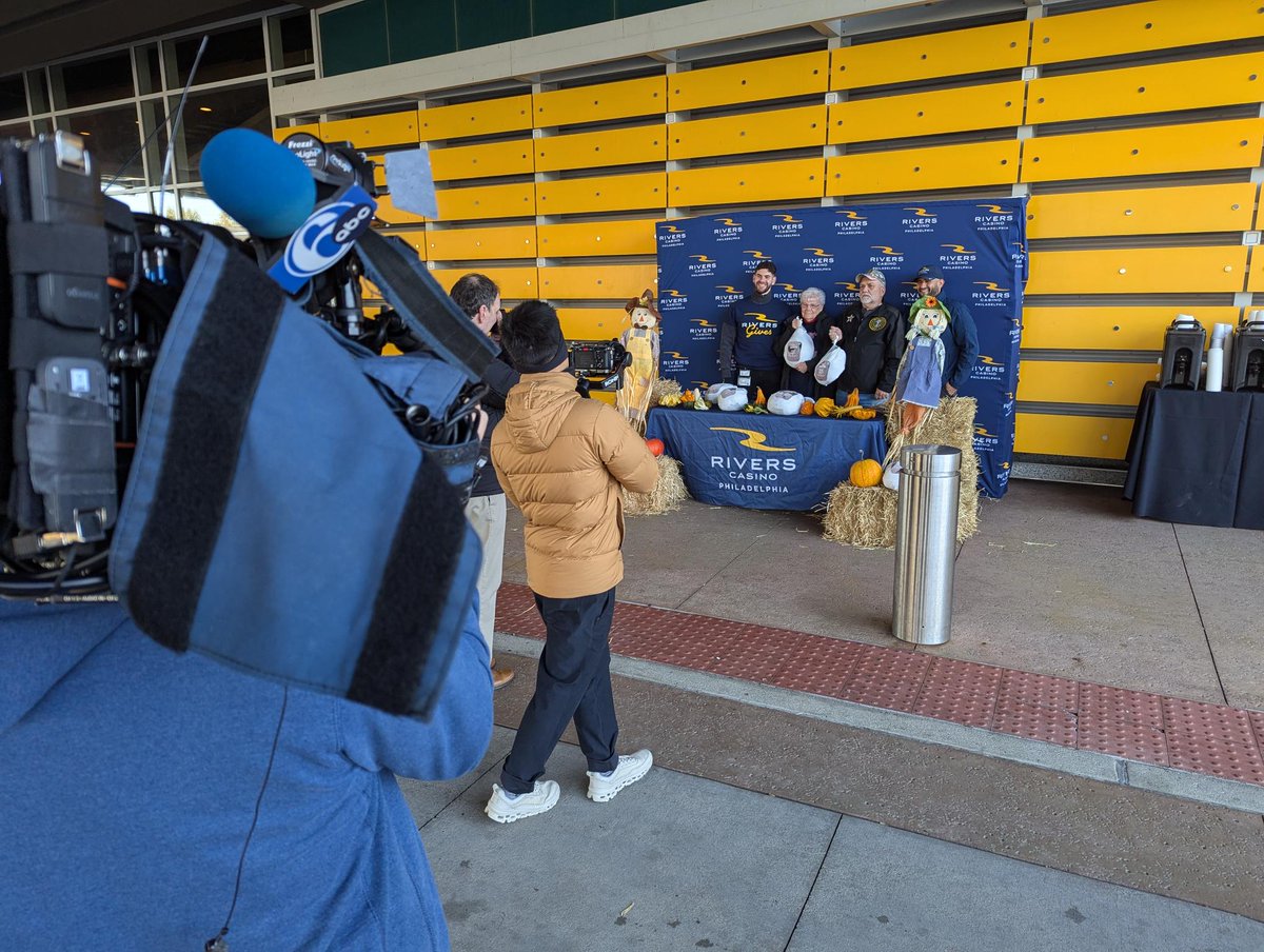 Hornercom's tweet image. We're honored to support @riverscasinophl turkey donations through its Rivers Gives program!

@FOX29philly and @6abc were on hand to cover the event as the Salvation Army, 26th Police District and others will distribute the turkeys to area families in time for Thanksgiving.