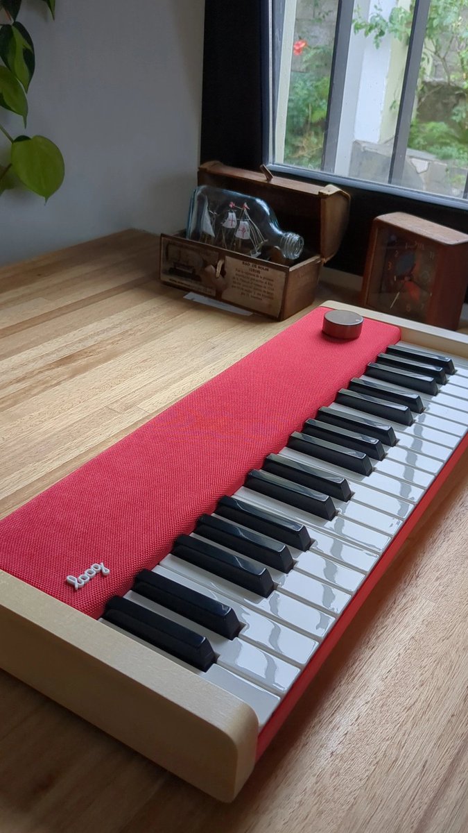 pablo_bu's tweet photo. Llegó el pianito @LoogGuitars!!! https://t.co/WkjoFUQRyq
