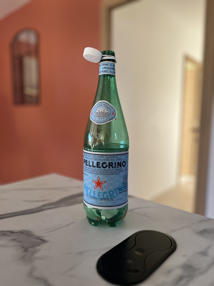 Goldenretour's tweet image. J’aimerais connaître le nom de l’ingénieur qui m’a pondu cette invention de merde du bouchon qui reste attaché à la bouteille