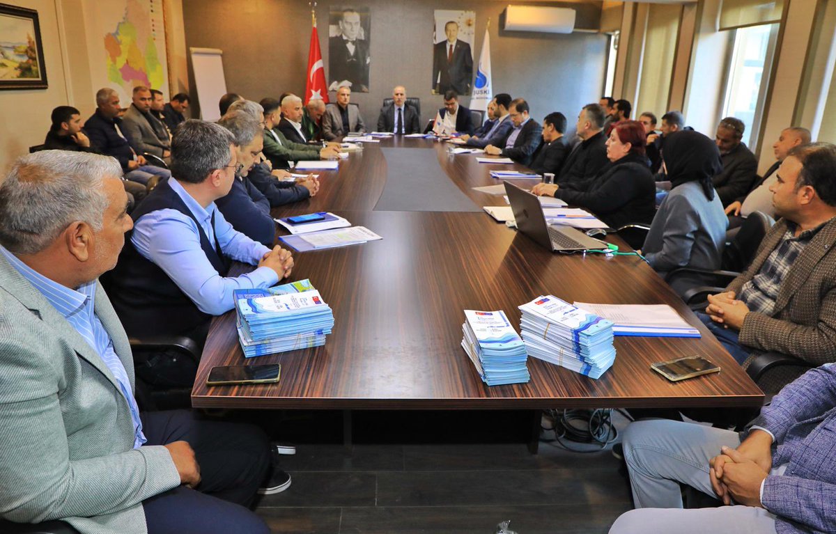 ŞUSKİ Genel Müdürümüz Emin İZOL, ŞUSKİ ilçe sorumluları ile ilçelerde sürdürülen çalışmalar hakkında toplantı gerçekleştirdi. Vatandaşlarımıza  sunulan hizmet kalitesinin arttırılması adına fikir alışverişinde bulunuldu.