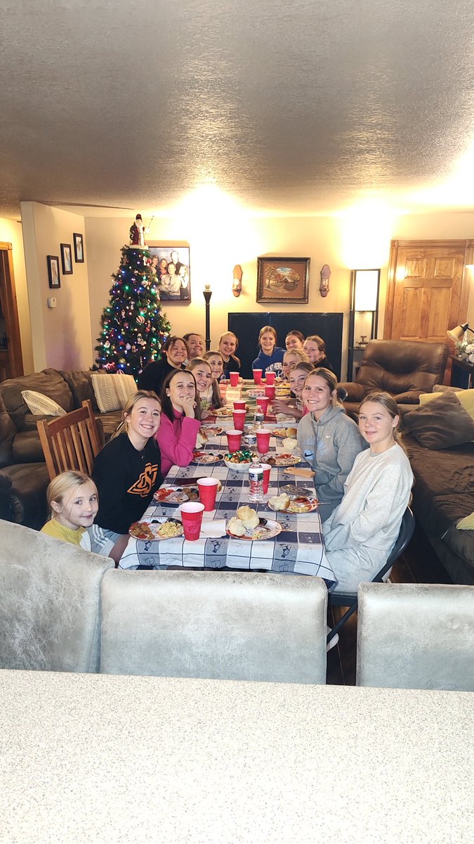 We really have a fun group of girls who bring their own energy and humor! 🏀 Tonight, we had our first team meal, and it didn’t disappoint. Huge thanks to the Busboom family for hosting such a great dinner! Stay tuned—our social media guru has an exciting video in the works!