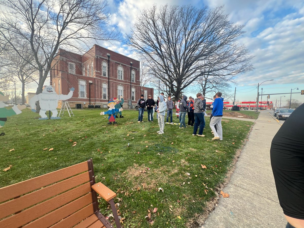 Helping spread some Christmas Cheer today before practice. Two of our favorite season of year...Christmas and Basketball. Thanks Mindy Hartke for the photos. #OnForNewton