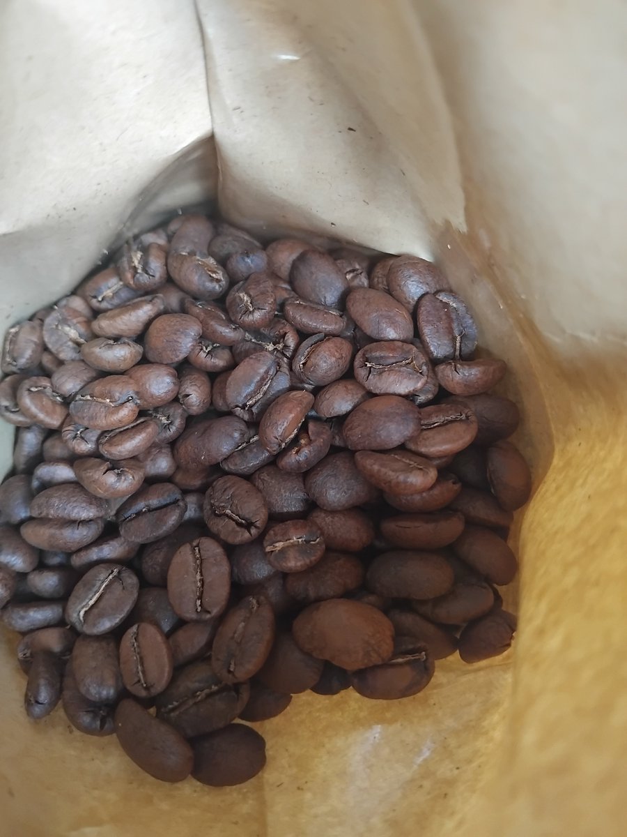 TogaHQ's tweet photo. Tak selalu ada ini, kopi Janji Maria dari Pulau Samosir. Pas @cakbrewok cerita dia punya stok, langsung gas.

Awam kayak aku pun bisa langsung tahu ini aroma sitrus dan jeruk-jerukannya sangat kuat. Tapi tak terlalu asam juga.

Seperti biasa, dibonusin stiker @OmertaShop ☕️ https://t.co/TZyJzHYk2U