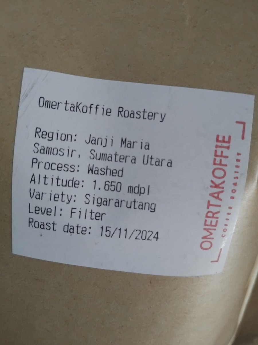 TogaHQ's tweet photo. Tak selalu ada ini, kopi Janji Maria dari Pulau Samosir. Pas @cakbrewok cerita dia punya stok, langsung gas.

Awam kayak aku pun bisa langsung tahu ini aroma sitrus dan jeruk-jerukannya sangat kuat. Tapi tak terlalu asam juga.

Seperti biasa, dibonusin stiker @OmertaShop ☕️ https://t.co/TZyJzHYk2U