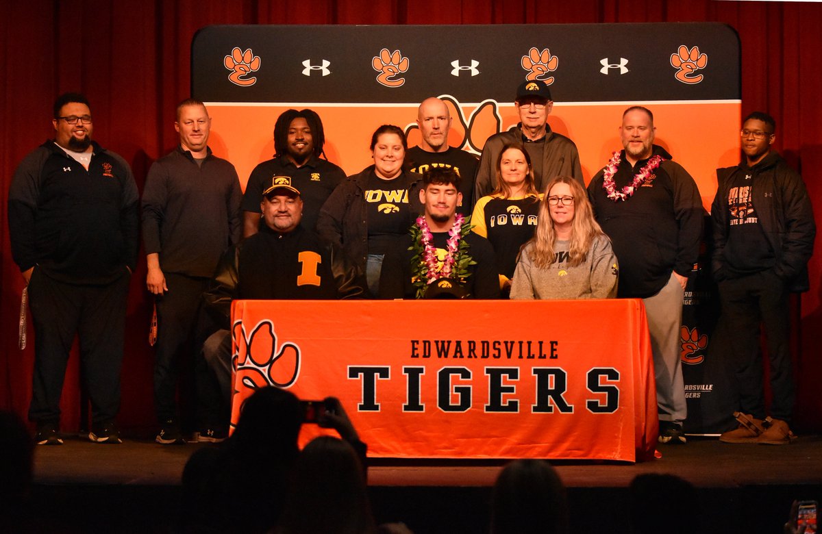 Nearly eight years after watching his older brother A.J. sign with Iowa, Iose Epenesa took center stage to sign with the Hawkeyes <a href="/EEpenesa/">Eppy Epenesa</a> <a href="/ajepenesa24/">AJ Epenesa</a> <a href="/HawkeyeFootball/">Hawkeye Football</a>