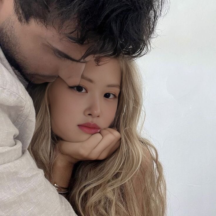 Halfway done, but we never know what's going on inside this lady's mind. Stay tune for the real xmas tree decoration on xmas day.