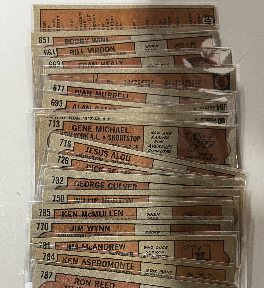Oregarus's tweet photo. #Mailday madness! Something I might call a royal flush! #1972Topps. 18 6th series cards &amp; a copyright juxtaposed left 6th series checklist variation. Also, #1959Topps, #1970Topps &amp; #1977Topps binder buffers because these sets don’t build themselves. #SetBuilder #SetBuilding https://t.co/CjdDnCAMim