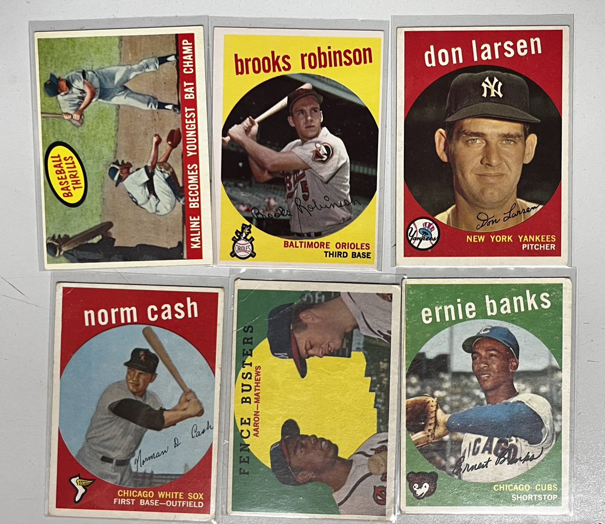 Oregarus's tweet photo. #Mailday madness! Something I might call a royal flush! #1972Topps. 18 6th series cards &amp; a copyright juxtaposed left 6th series checklist variation. Also, #1959Topps, #1970Topps &amp; #1977Topps binder buffers because these sets don’t build themselves. #SetBuilder #SetBuilding https://t.co/CjdDnCAMim
