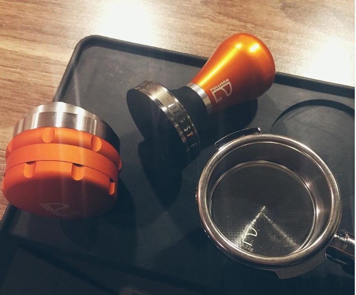 pullmanespresso's tweet image. Orange - think sunsets, flowers and fruits.
It&apos;s great for pops of colour on your coffee bar too.
📷: @thomas.boedecker 🔥

Shop now and transform your coffee moments! Check out our website at zurl.co/wQ4f