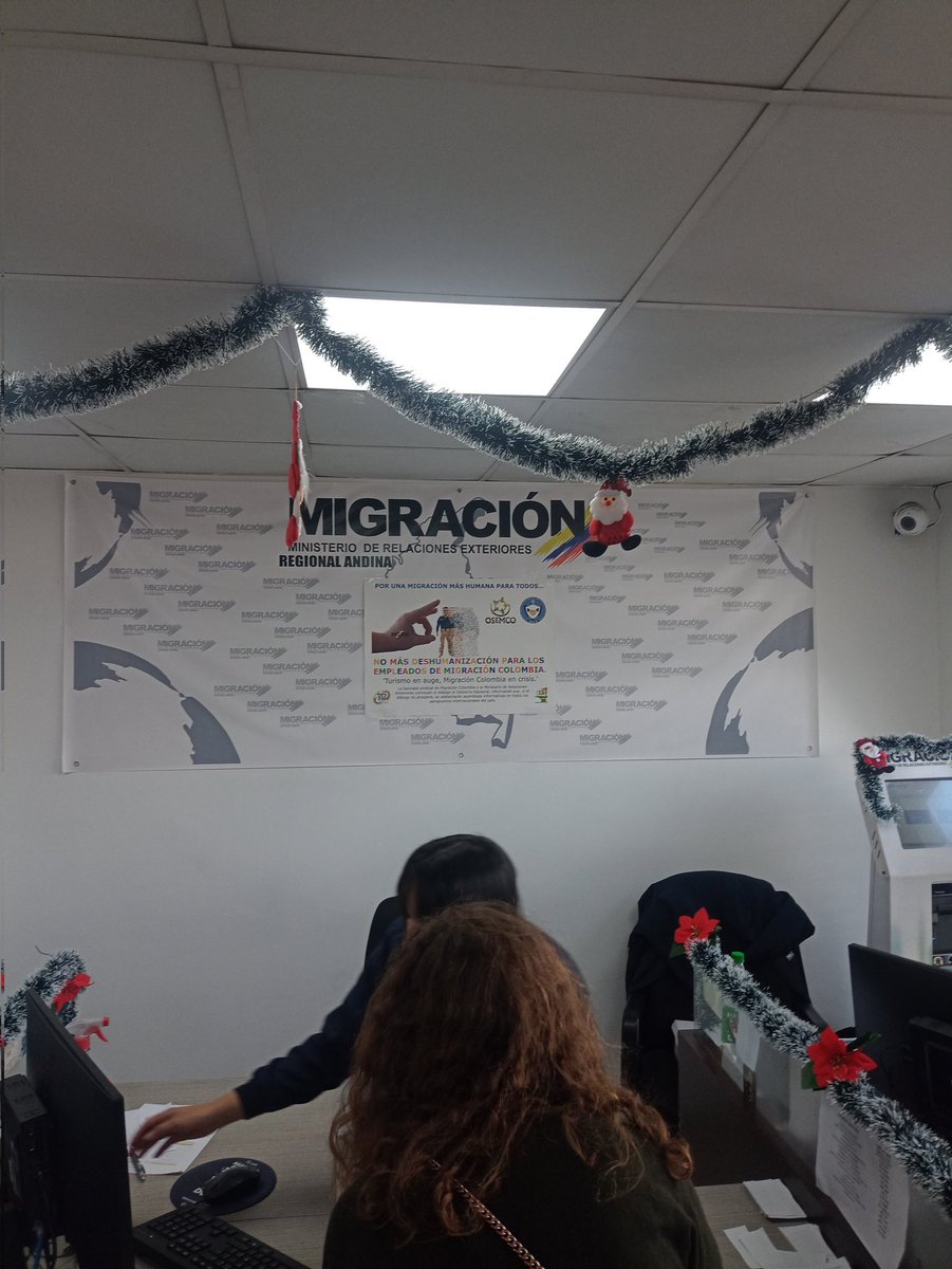Strange scenes in the office as plan tortuga at Migración Colombia takes effect. Chaos has struck airports. 

Find out what's going on here:

thebogotapost.com/plan-tortuga-m…