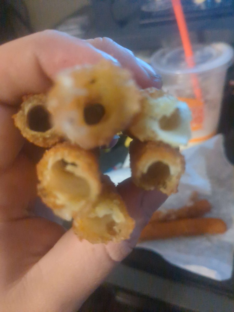 w0wwtf's tweet photo. @BurgerKing which one of your fatass employees sucked the cheese out my mozz fries https://t.co/BDgZOCeeLg