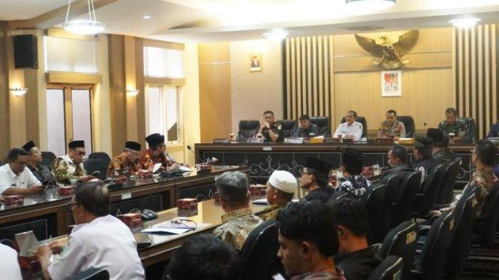 andreasharsono's tweet photo. The Kuningan local government in West Java banned the Ahmadiyah congregation to organize an annual meeting, arguing that it is to maintain "public order." Kuningan regency has one of the largest Ahmadiyah communities in Indonesia https://t.co/rFiX9hNuH2 https://t.co/WcdiU4YtNW