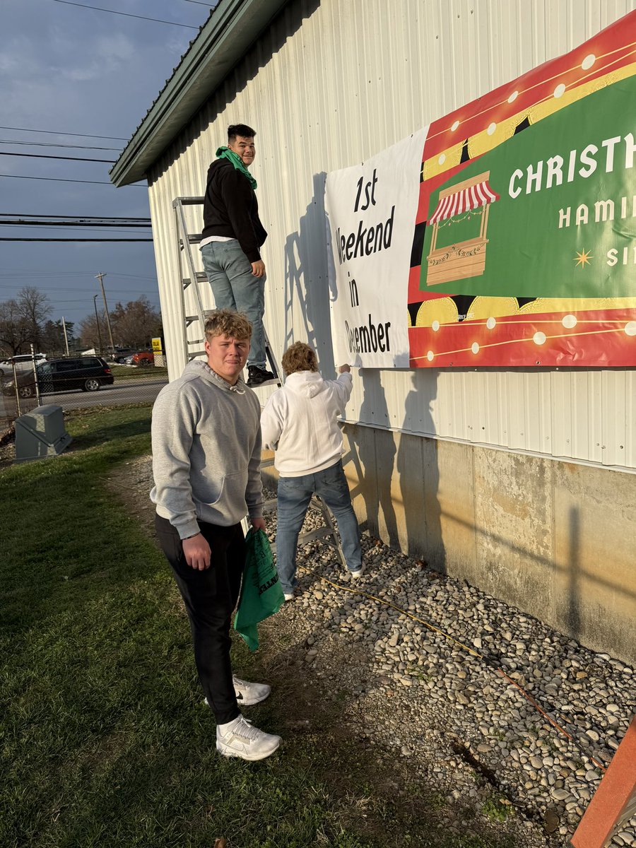 BigBlueFB's tweet photo. Proud of our guys for volunteering. Hamilton Big Blue Football student athletes volunteering for Christkindlmarkt. Hamilton students giving back to our Hamilton community!
#GoBigBlue
#Wateloo
#Conevisittheschwarm https://t.co/n8Jx5TdI2X