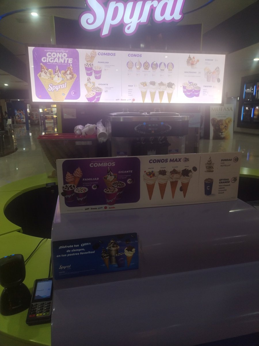 Catersorg's tweet photo. @Cinepolis Lunapark,  más de 15 minutos esperando y no hay quien atienda. Y nadie sabe dónde está el encargado. https://t.co/nCXMM3ycNz