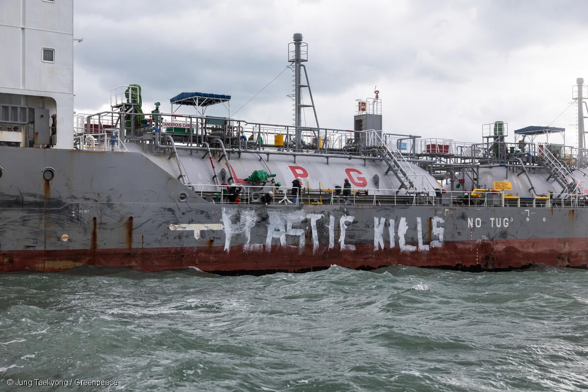 Nos unimos a la voz global para exigir la liberación de los cuatro activistas de Greenpeace (entre ellos una mexicana) detenidos en Corea del Sur: abordaron un buque cisterna para llamar la atención sobre la necesidad de reducir la producción de plásticos greenpeace.org/mexico/noticia…