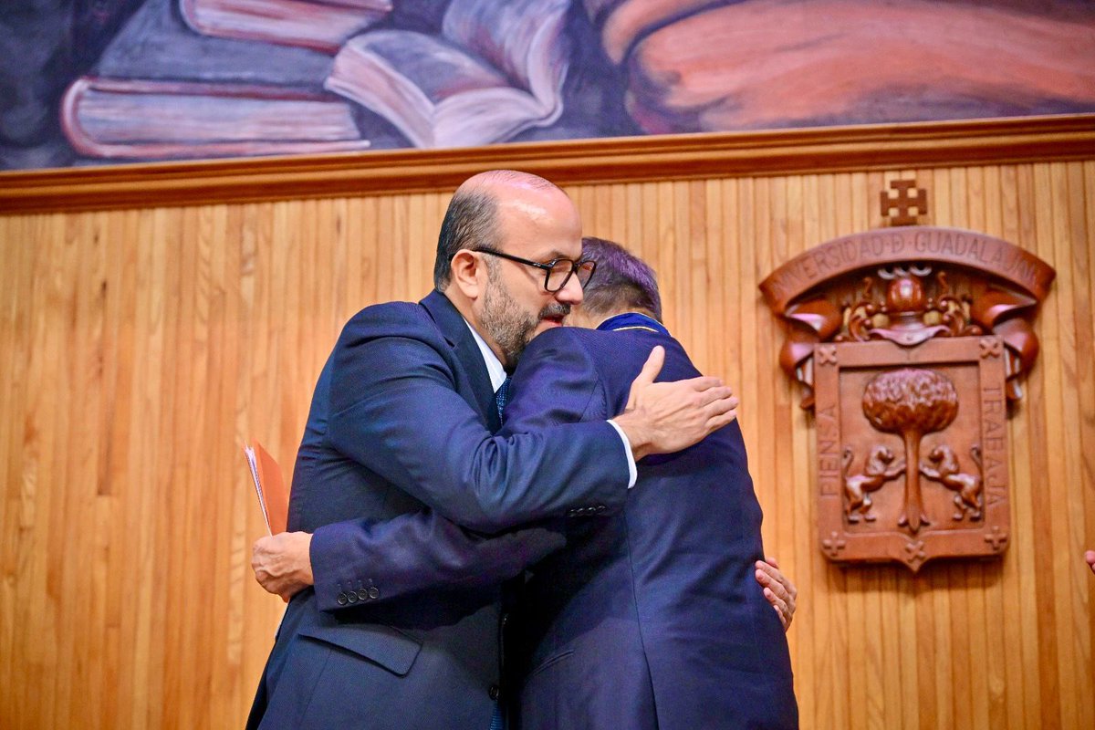 sergioramirezm's tweet photo. Gracias a la Universidad de Guadalajara @udg_oficial y a su rector @rvillanueval por la distinción de nombrarme Doctor Honoris Causa. Reafirmo, así como lo hice esta mañana en el Paraninfo de la Universidad de Guadalajara, que hay algo de lo que nunca nadie podrá exiliarme, y es de mi propia lengua. Porque mi lengua de escribir realidades y de crear mundos imaginarios es una lengua que no conoce fronteras.

Fotos: Rectoría UdG