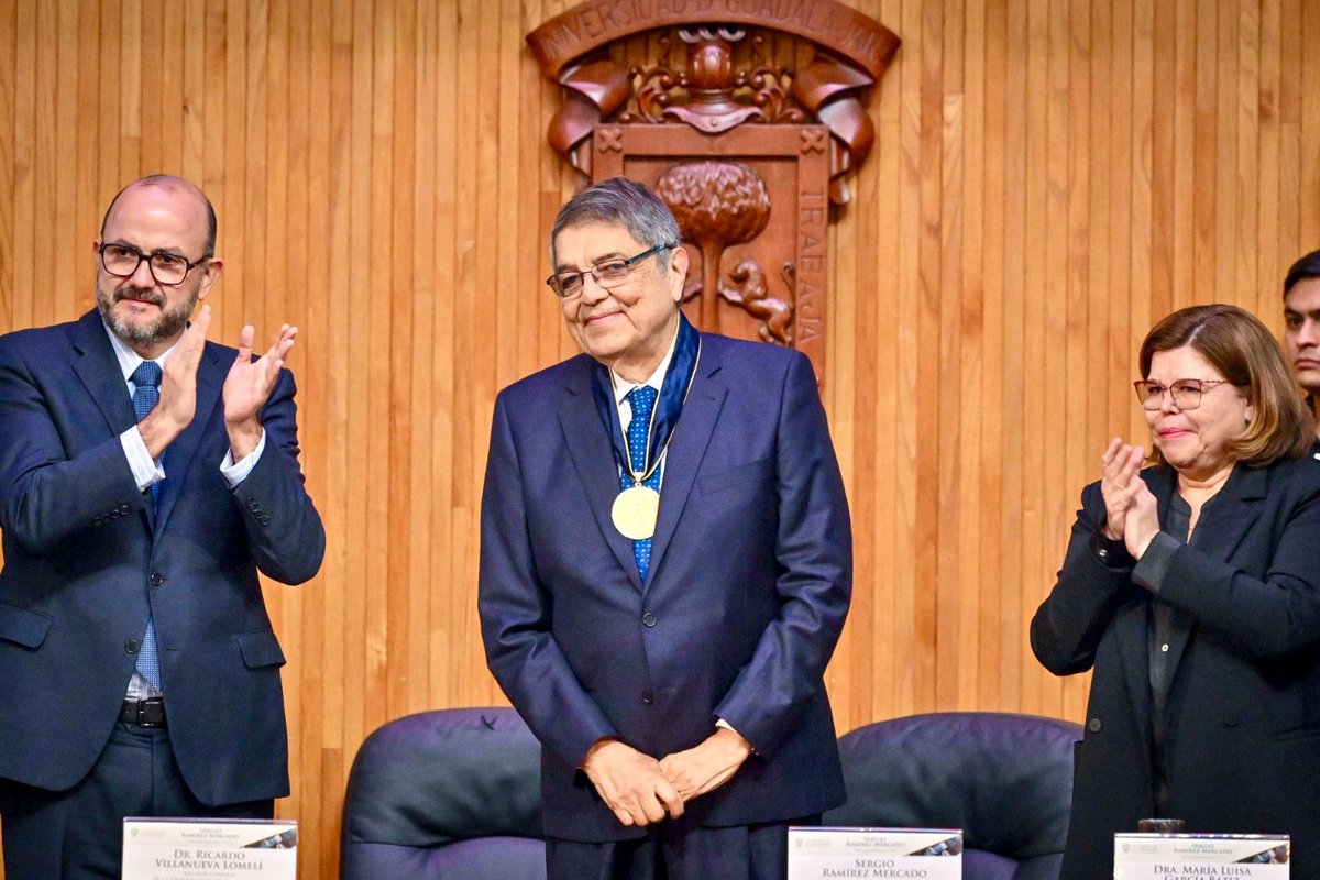 Gracias a la Universidad de Guadalajara <a href="/udg_oficial/">Universidad de Guadalajara</a> y a su rector <a href="/rvillanueval/">Ricardo Villanueva</a> por la distinción de nombrarme Doctor Honoris Causa. Reafirmo, así como lo hice esta mañana en el Paraninfo de la Universidad de Guadalajara, que hay algo de lo que nunca nadie podrá exiliarme, y es