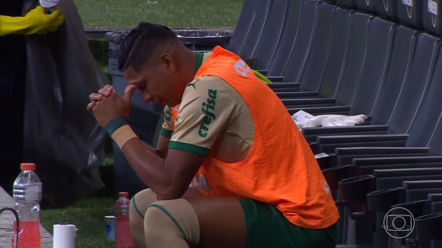 Rony recusa descida ao vestiário e é flagrado rezando durante jogo.