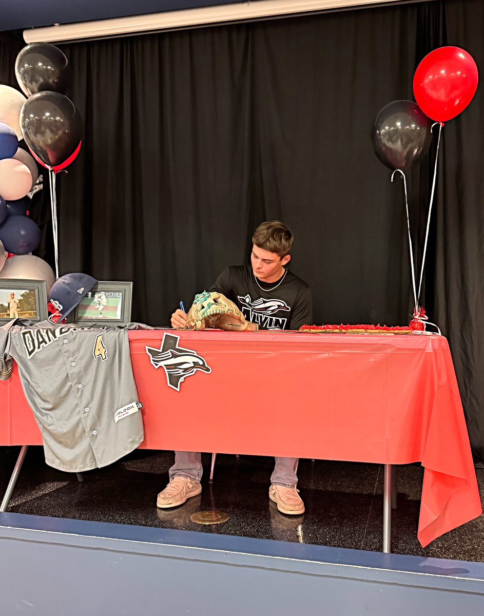 Made it official #fins🆙🐬<a href="/AlvinCCBaseball/">Alvin CC Baseball</a> <a href="/Coach_OReed/">Oscar Reed</a> <a href="/Coachschreib/">Jason Schreiber</a> <a href="/bryan_sturges/">Bryan Sturges</a> <a href="/2ATxHSBaseball/">2ATxHSBaseball</a>