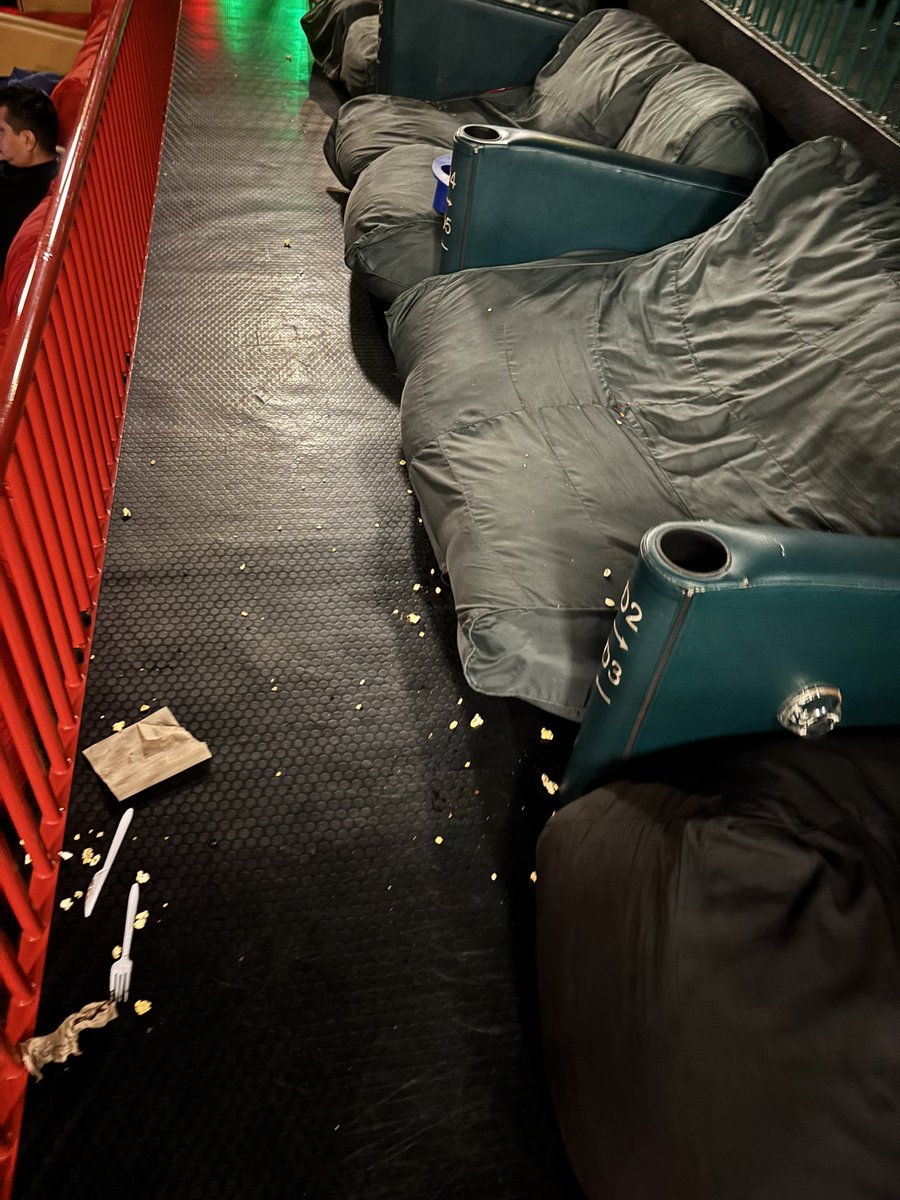 MarLandgrave's tweet photo. @Cinepolis así nos recibe en la sala junior de plaza satélite… lamentable y asqueroso https://t.co/mPnr5eBjZw